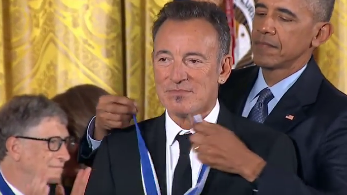 Bruce Springsteen: premiato da Obama "I'm the President, he's The Boss". Guarda il video