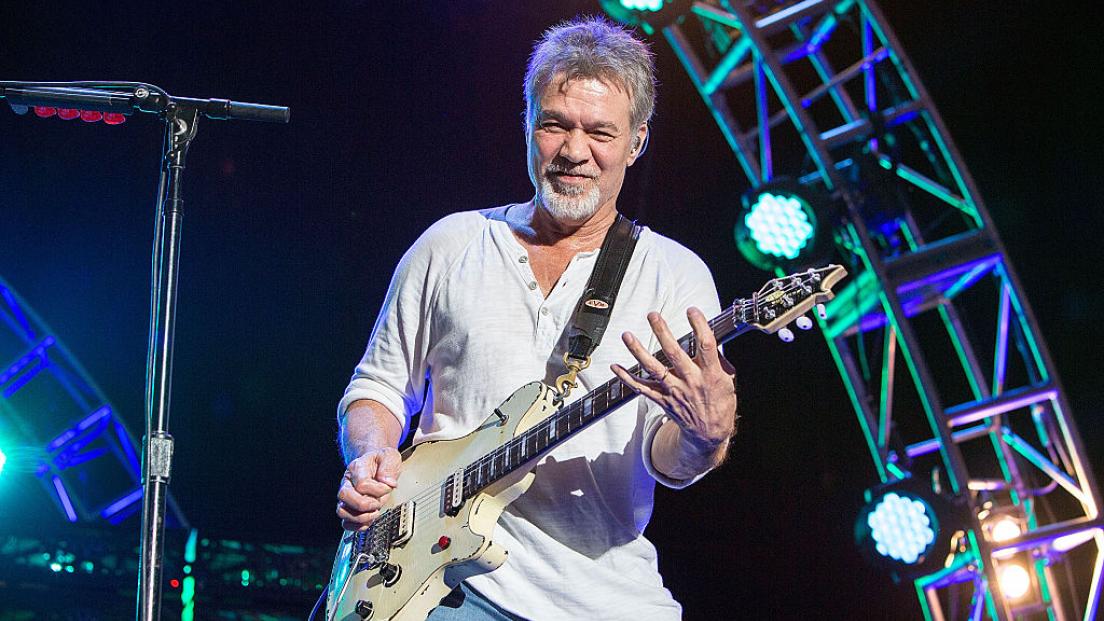 Eddie Van Halen sta male, lotta contro un cancro alla gola: «Colpa del plettro di metallo della chitarra»