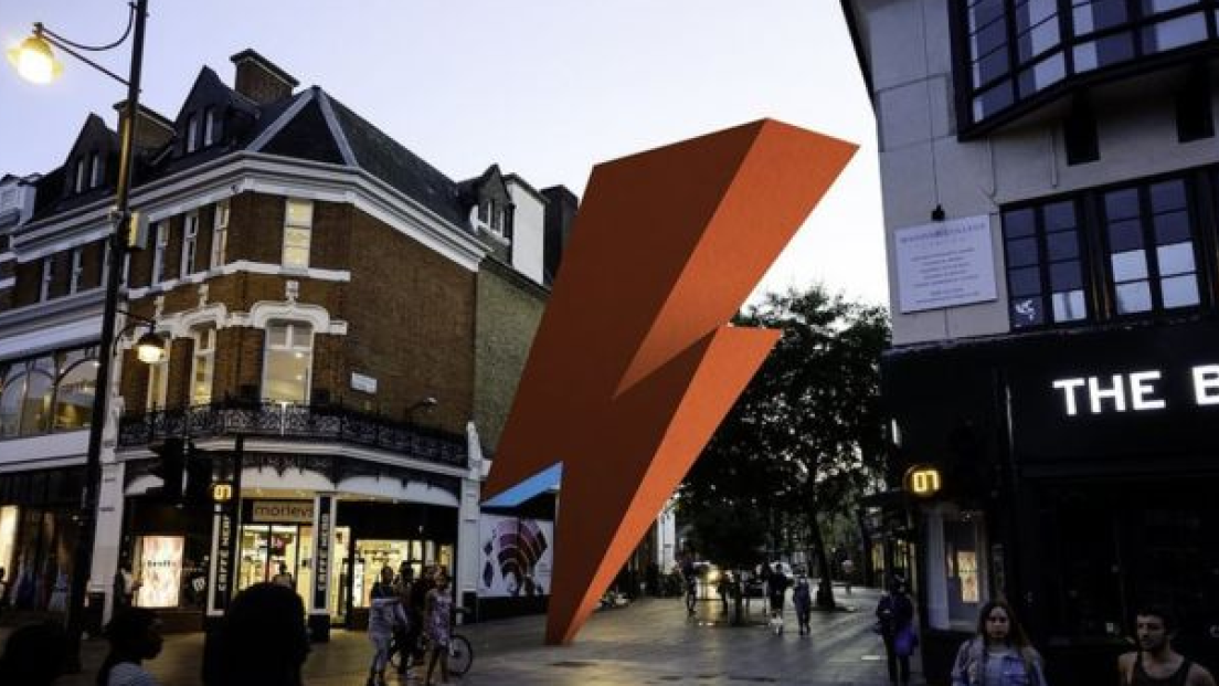 David Bowie: è inizata la raccolta fondi per una saetta gigante in suo ricordo a Brixton. Guarda la foto