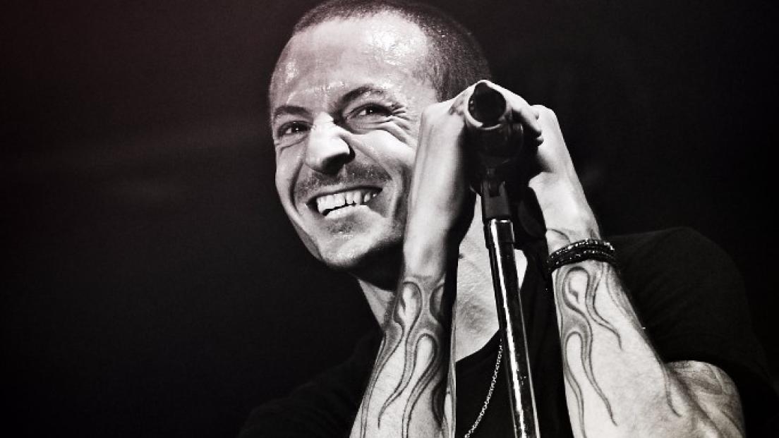 Chester Bennington, la madre pubblica la loro ultima foto insieme: “Avrebbe voluto che festeggiassimo il suo compleanno”.