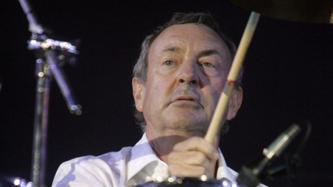 Nick Mason dei Pink Floyd distrugge un’auto da Formula 1