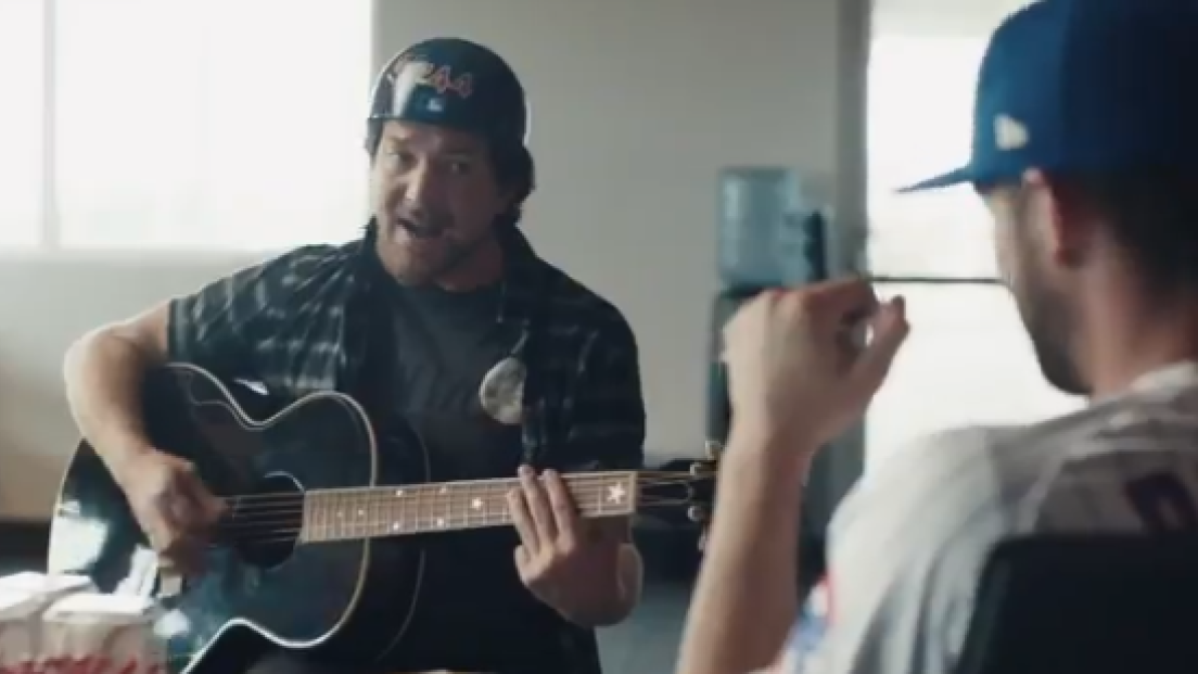 Eddie Vedder strimpella in uno spot della Major League Baseball