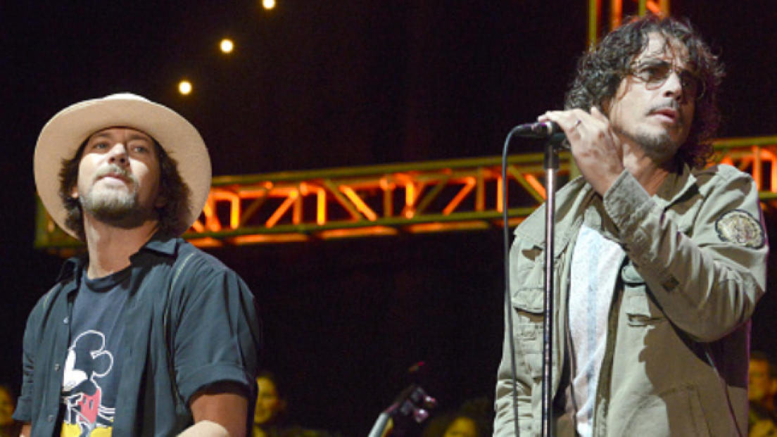 Eddie Vedder scoppia in lacrime dopo aver ricevuto un dono speciale in ricordo di Chris Cornell. Guarda le immagini e la storia