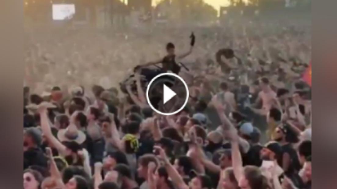 Prophets Of Rage: l'incredibile "surfing" del ragazzo in carrozzella sul pubblico! Guarda il VIDEO