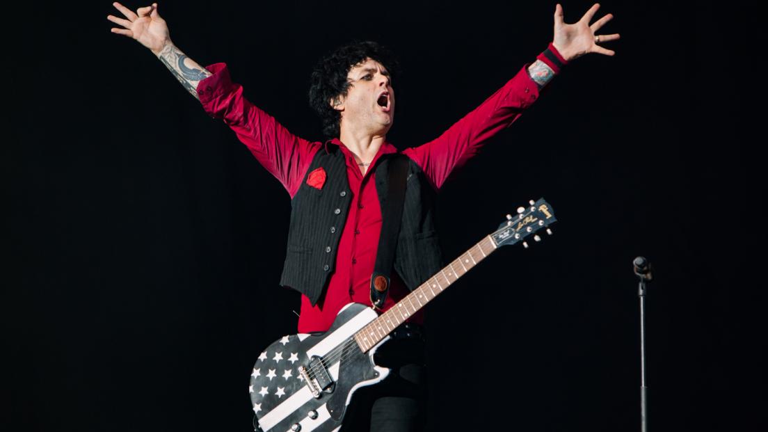 Green Day: concerto annullato in Scozia, i fan si radunano a cantare sotto l'hotel della band! Guarda il VIDEO