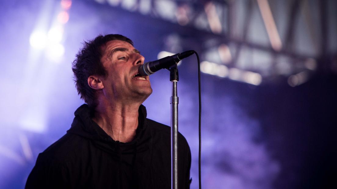 Liam Gallagher dal tabaccaio senza documenti: niente sigarette