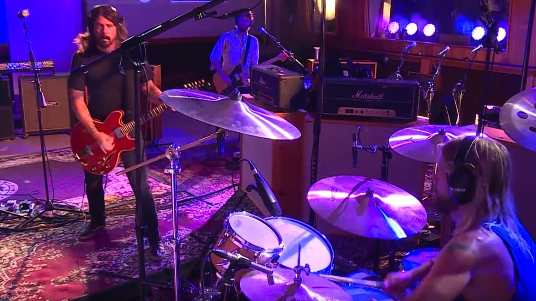 I Foo Fighters suonano a sorpresa Let There Be Rock degli AC/DC! Guarda il video