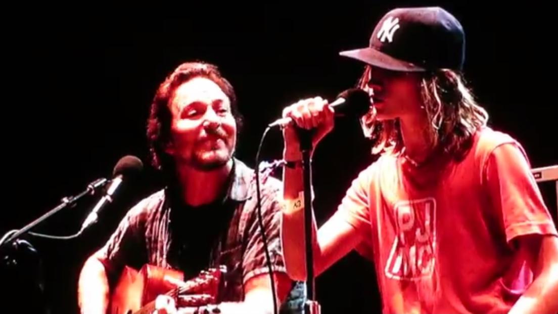 Eddie Vedder invita sul palco un giovane fan per cantare Society
