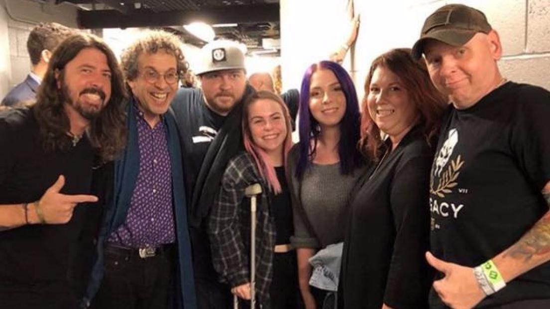 Foo Fighters: Dave Grohl regala il suo tutore ortopedico del 2015 ad una fan infortunata. Guarda le foto