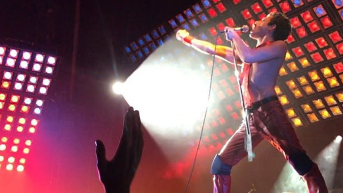 Queen: il regista di Bohemian Rhapsody pubblica una nuova foto con Rami Malek nei panni di Freddie. Guarda lo scatto