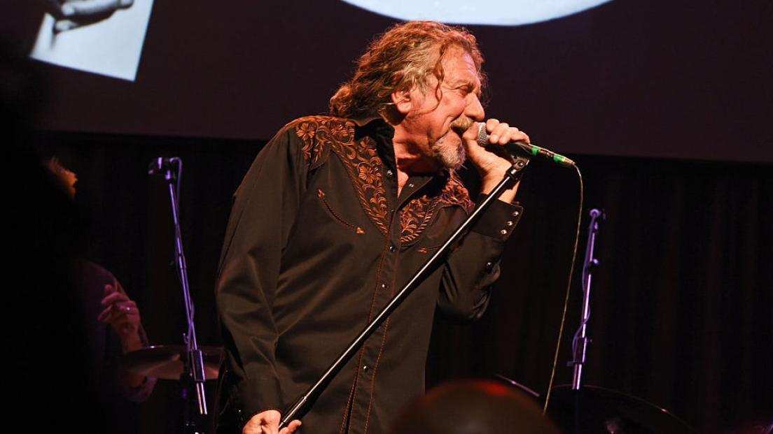 Robert Plant: le cover di Elvis Presley cantate al 70° compleanno della ex moglie! Guarda il video