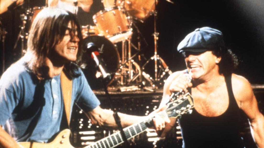 AC/DC, quella volta che Malcolm Young e Brian Johnson ubriachi andarono alla ricerca del mostro di Loch Ness
