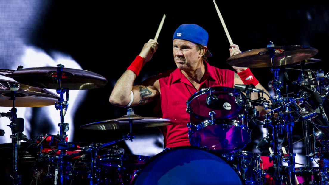 Red Hot Chili Peppers, Chad Smith: “I Foo Fighters mi rovesciarono addosso 220 chili di spaghetti”. Guarda il video