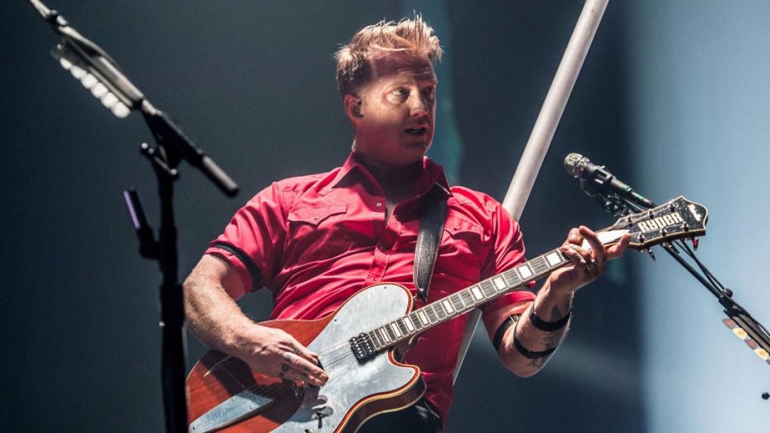 Josh Homme racconta di essere stato "preso a calci nelle costole" in aeroporto