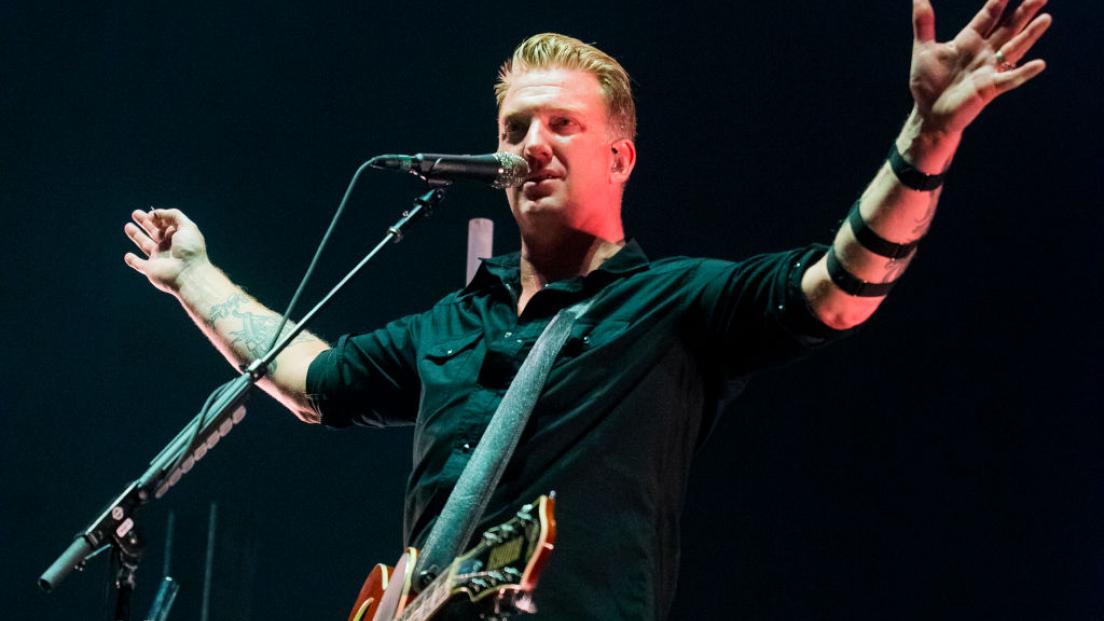 Josh Homme, serata di follia per il cantante: calci alla fotografa, insulti ai Muse. Poi arrivano le scuse