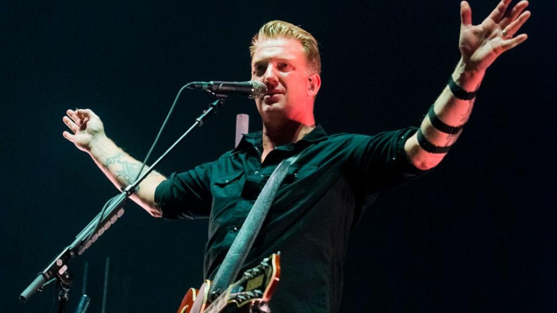 Queens Of The Stone Age: Josh Homme si arrampica su un'impalcatura durante il concerto dei Foo Fighters in Argentina. Guarda il video
