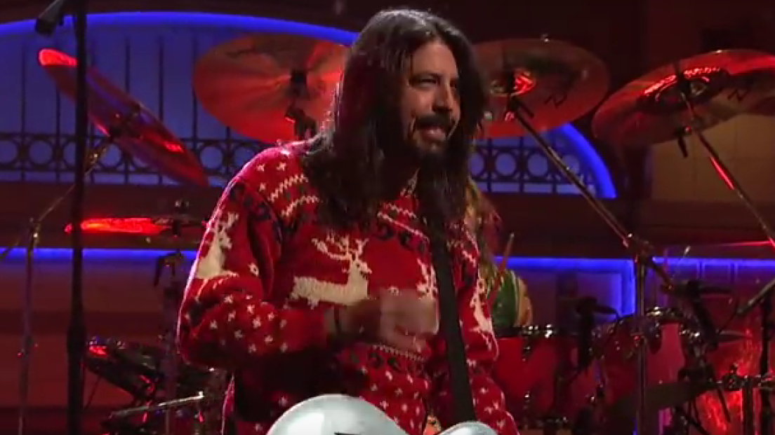 I Foo Fighters presentano un medley natalizio al "Saturday Night Live" 