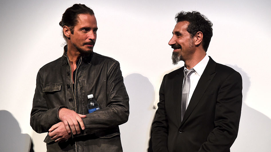 Serj Tankian rende omaggio a Chris Cornell sul palco con i membri degli Audioslave. Guarda il video ripreso dalla vedova Vicky