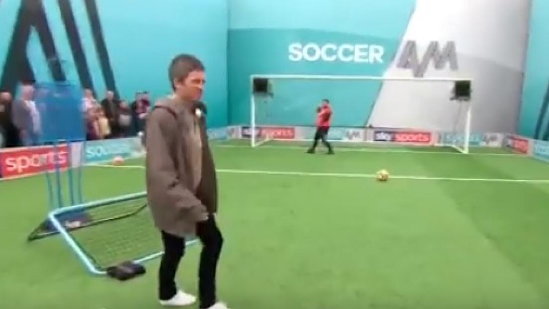 Noel Gallagher umiliato dai figli in una sfida di calcio. Guarda il video