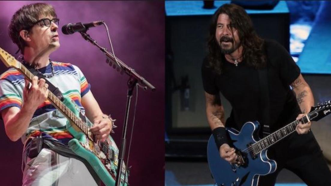 I Foo Fighters insieme a Rivers Cuomo (Weezer) per la cover di "Detroit Rock City" dei Kiss