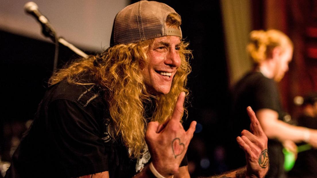 Steven Adler: "La pugnalata è stata un incidente". La dichiarazione del  portavoce del batterista