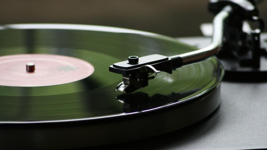 Solo la metà delle persone che compra un vinile possiede anche un giradischi. Lo conferma uno studio