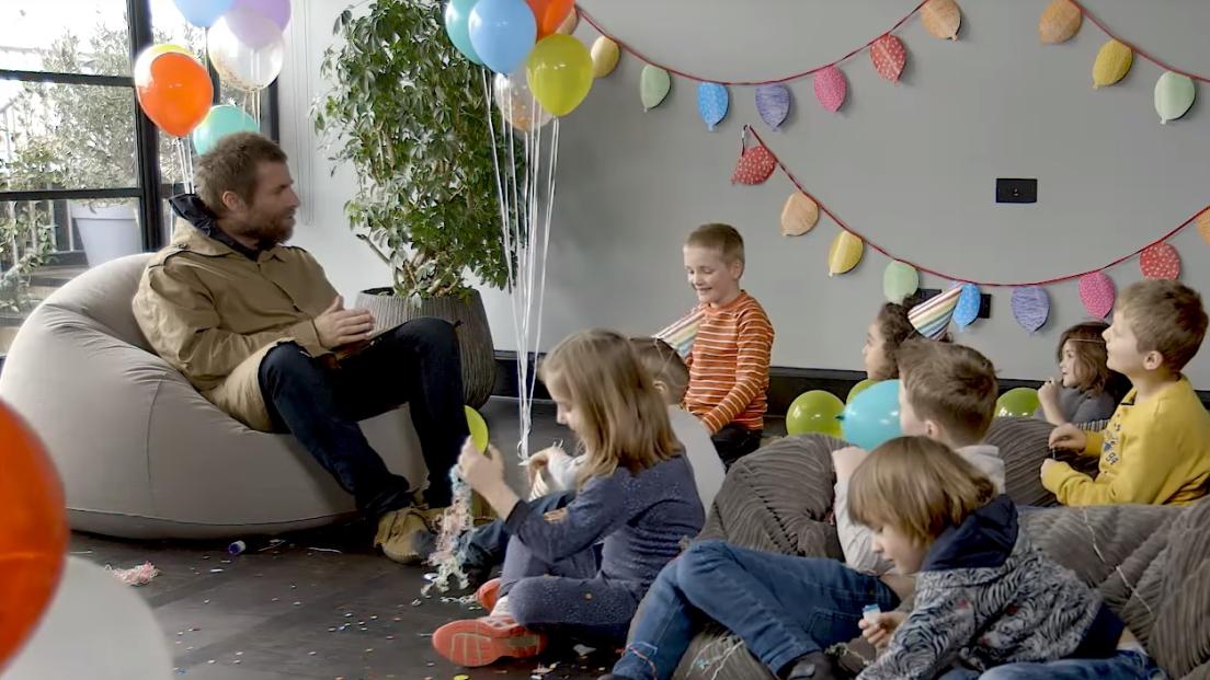 Liam Gallagher viene intervistato da un gruppo di bambini incaricati di chiedergli tutto quello che vogliono