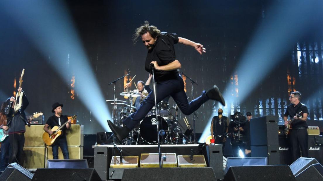 Rock & Roll Hall of Fame: il DVD con le esibizioni dal 2010 al 2014 con Pearl Jam, Red Hot Chili Peppers e la reunion dei Nirvana