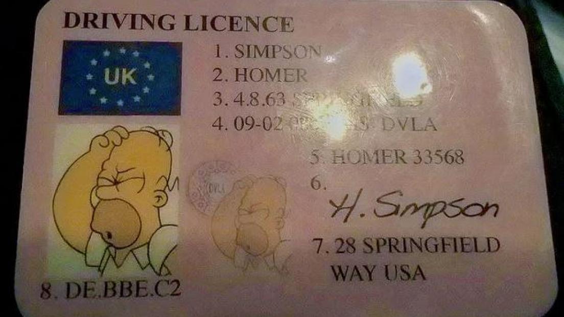Inghilterra: fermato dalla polizia presenta la patente di Homer Simpson! Guarda la foto