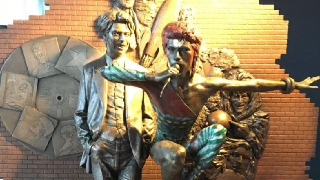 David Bowie: una statua in suo onore nella città di Aylesbury, che potrebbe cambiare nome diventando “Aylesbowie”