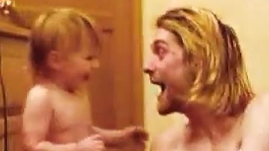 Kurt Cobain: Courtney Love pubblica su Twitter una clip di Kurt con la figlia Frances Bean. Guardala qui
