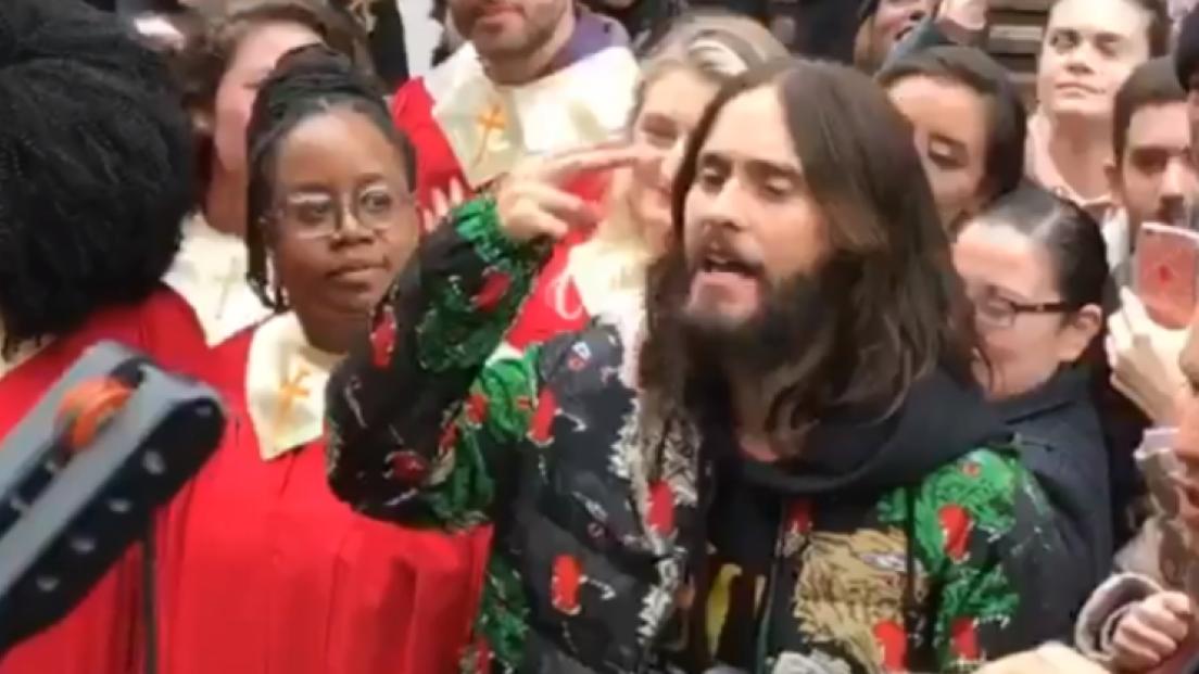 Thirty Seconds To Mars: Jared Leto improvvisa Walk On Water in mezzo alla strada con un coro gospel. Guarda il video
