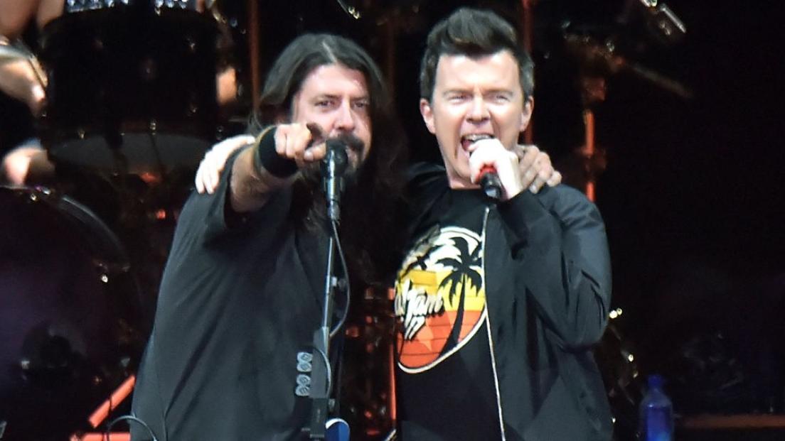 Foo Fighters: Rick Astley non ha idea del perché Dave Grohl lo abbia invitato sul palco a suonare con lui. L'intervista