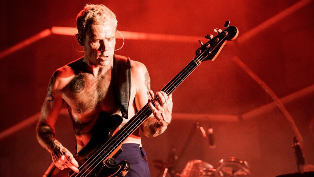 Red Hot Chili Peppers, Flea: "L'instabilità del mio patrigno mi ispirò ad essere migliore. Poi arrivò il punk rock"