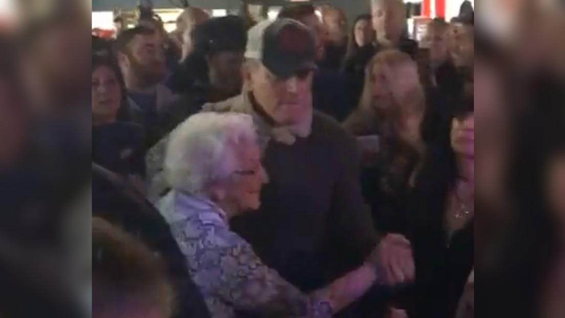 Bruce Springsteen balla con sua mamma Adele di 92 anni durante un concerto in un bar! Guarda i video