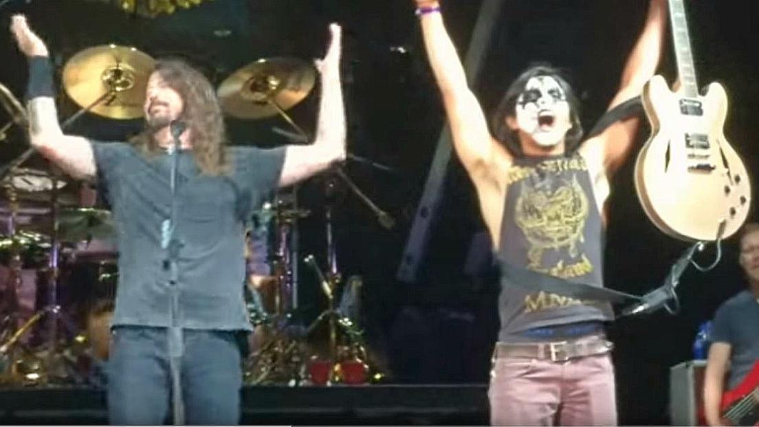Foo Fighters: Dave Grohl fa salire sul palco un fan col make up dei KISS per suonare con la band, e lo stadio impazzisce! Guarda i video