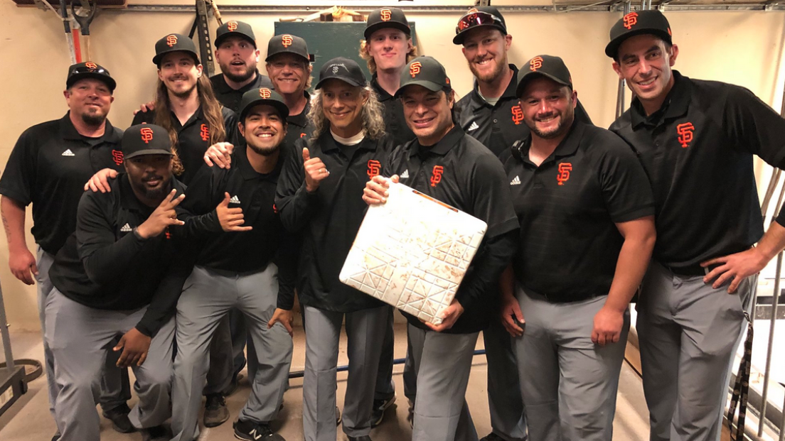 Metallica: Kirk Hammett ha suonato l'’inno prima di una partita di baseball della MLB. Guarda il video