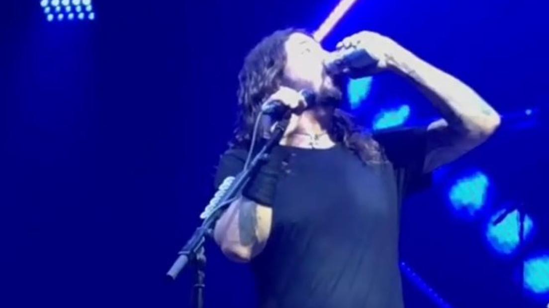 Foo Fighters: Dave Grohl beve alla goccia una lattina di birra sul palco. "È la mia medicina rock". Guarda il video