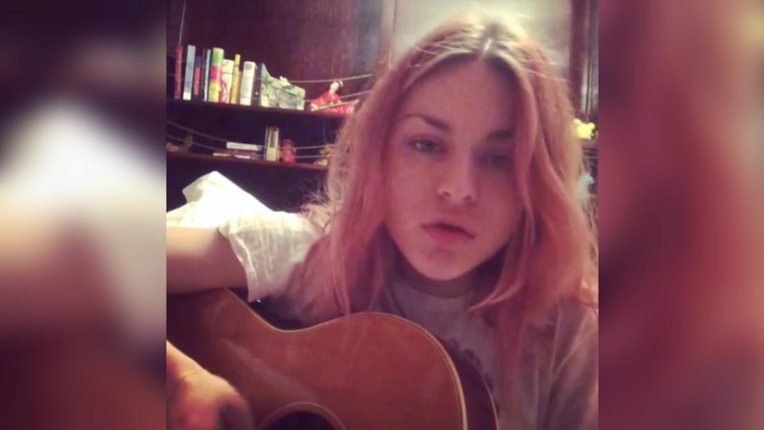 Frances Bean Cobain pubblica su instagram un nuovo estratto inedito acustico. Ascolta la clip e guarda il video