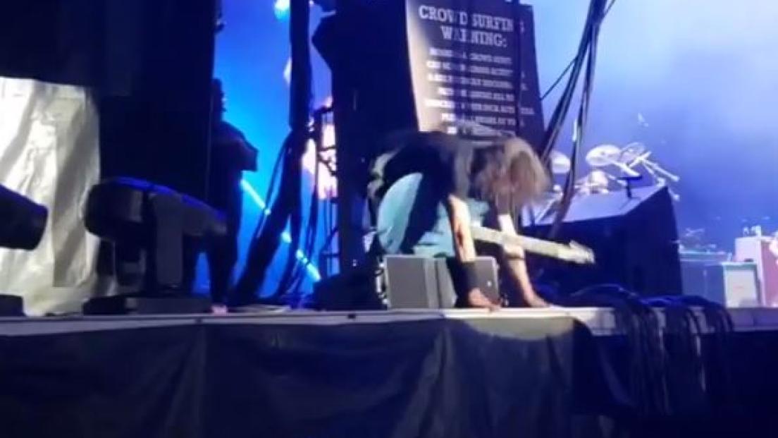Foo Fighters: Dave Grohl l'ha fatto ancora, è quasi caduto dal palco come in Svezia nel 2015! Guarda il video