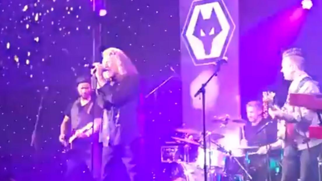 Robert Plant sale sul palco a sorpresa durante la festa per la promozione in Premier League del Wolverhampton! Guarda i video