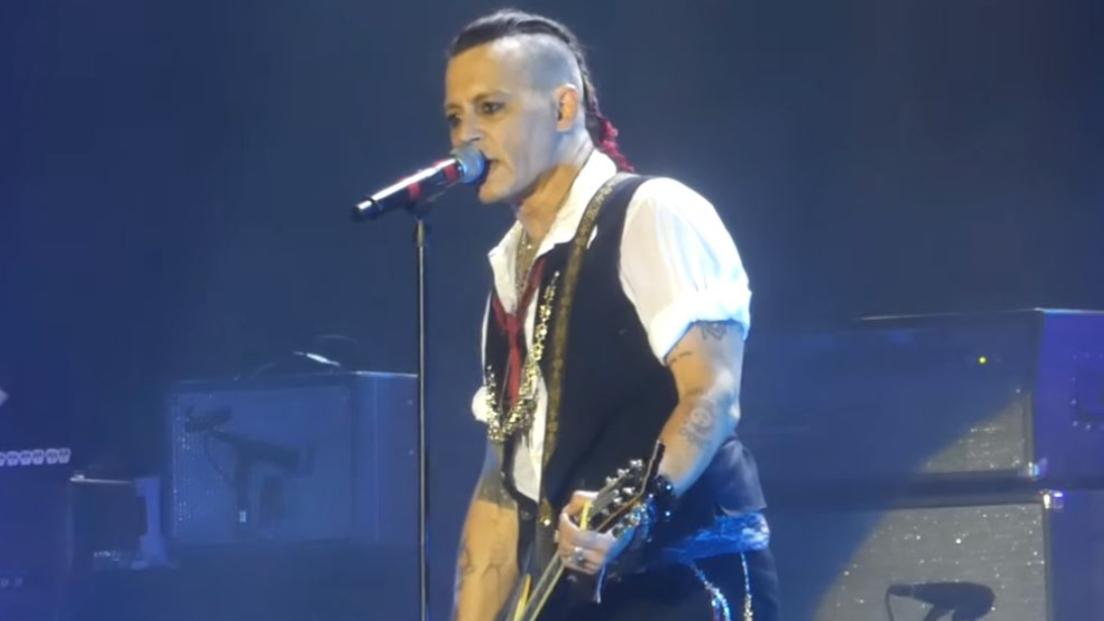Johnny Depp alla voce in una bellissima versione di Heroes di David Bowie con gli Hollywood Vampires! Guarda il video