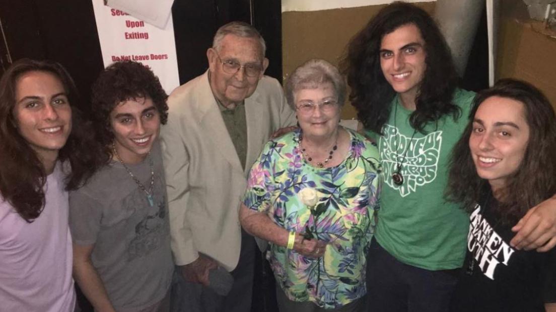 Greta Van Fleet: ecco Gretna Van Fleet, la signora di 87 anni che ha ispirato il nome della band (e va ai loro concerti). Guarda la foto
