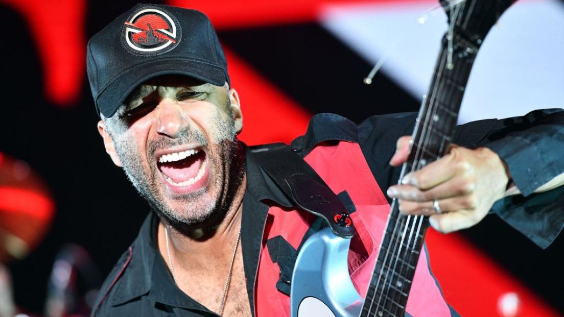 Tom Morello: “Chi cresce con una chitarra in mano di solito odia la Rock & Roll Hall of Fame”. La polemica dopo la nomination