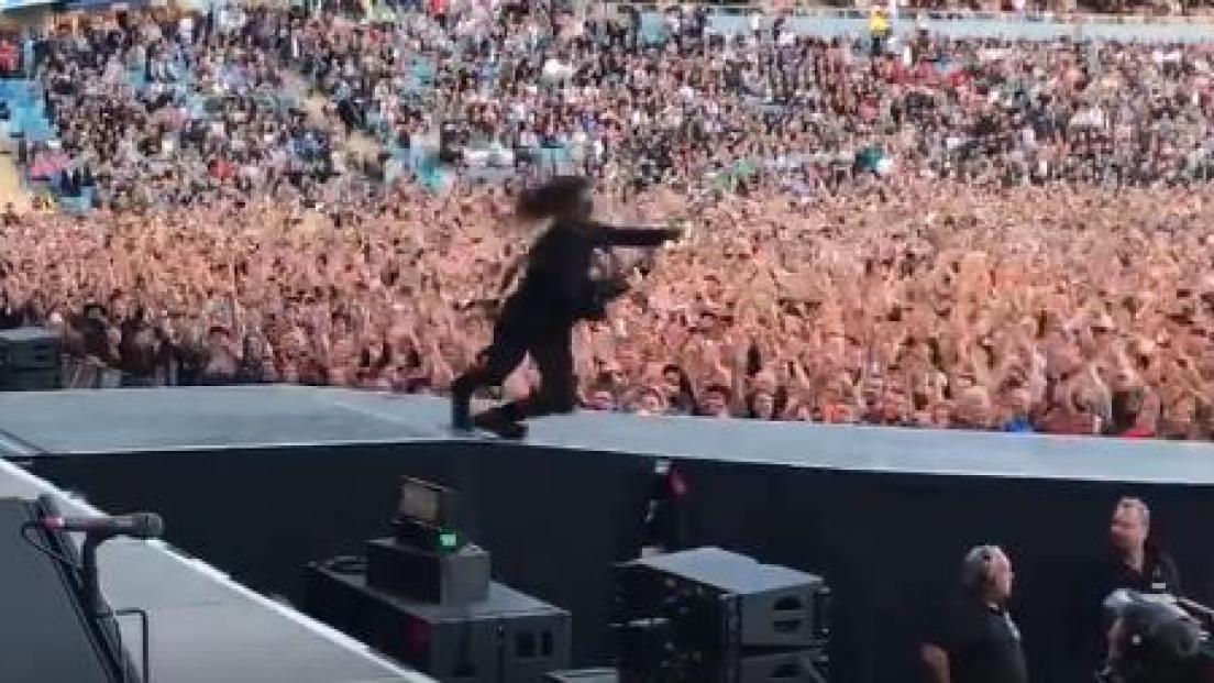 Foo Fighters: Dave Grohl è caduto dal palco come tre anni fa in Svezia?! Guarda il video dello SCHERZO