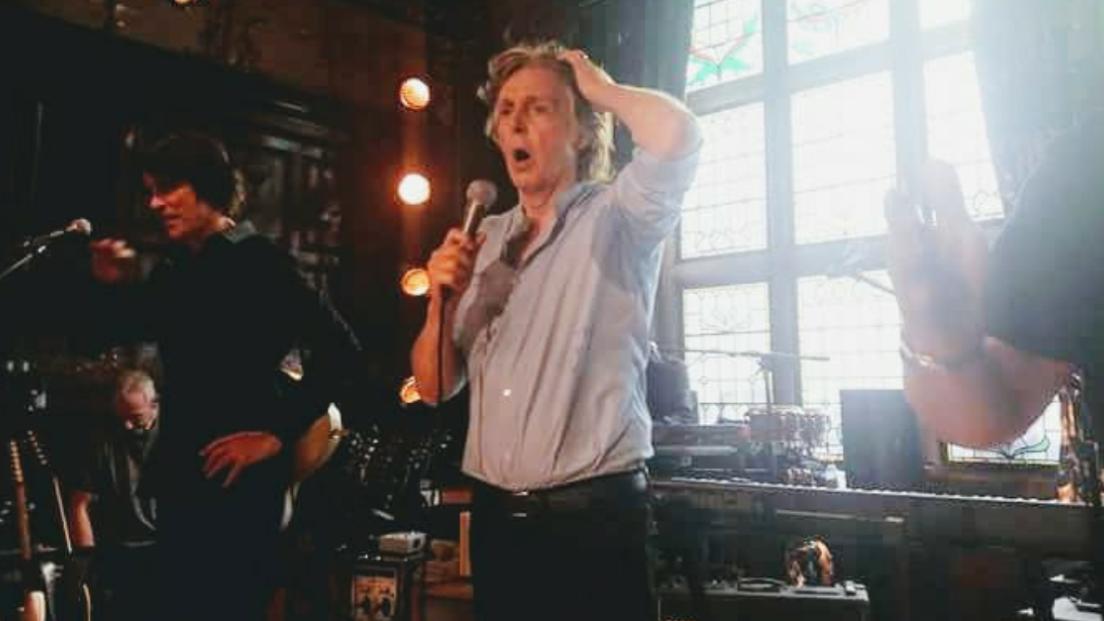Paul McCartney si esibisce a sorpresa in un pub a Liverpool! Guarda le foto e i video