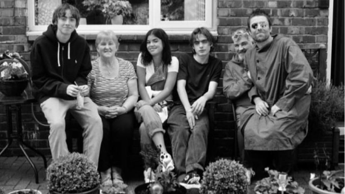 Liam Gallagher: la figlia Molly ha incontrato sua nonna per la prima volta! Guarda le foto con tutta la famiglia 