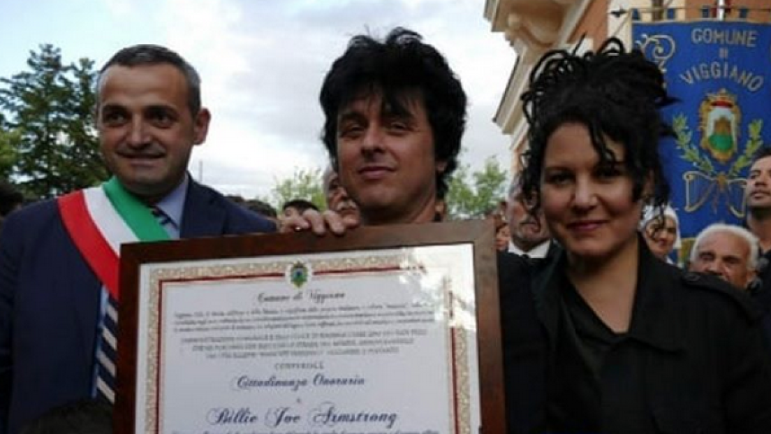 Green day: Billie Joe Armstrong ha fatto visita a Viggiano (Potenza), il paese dei suoi avi. Guarda le foto!