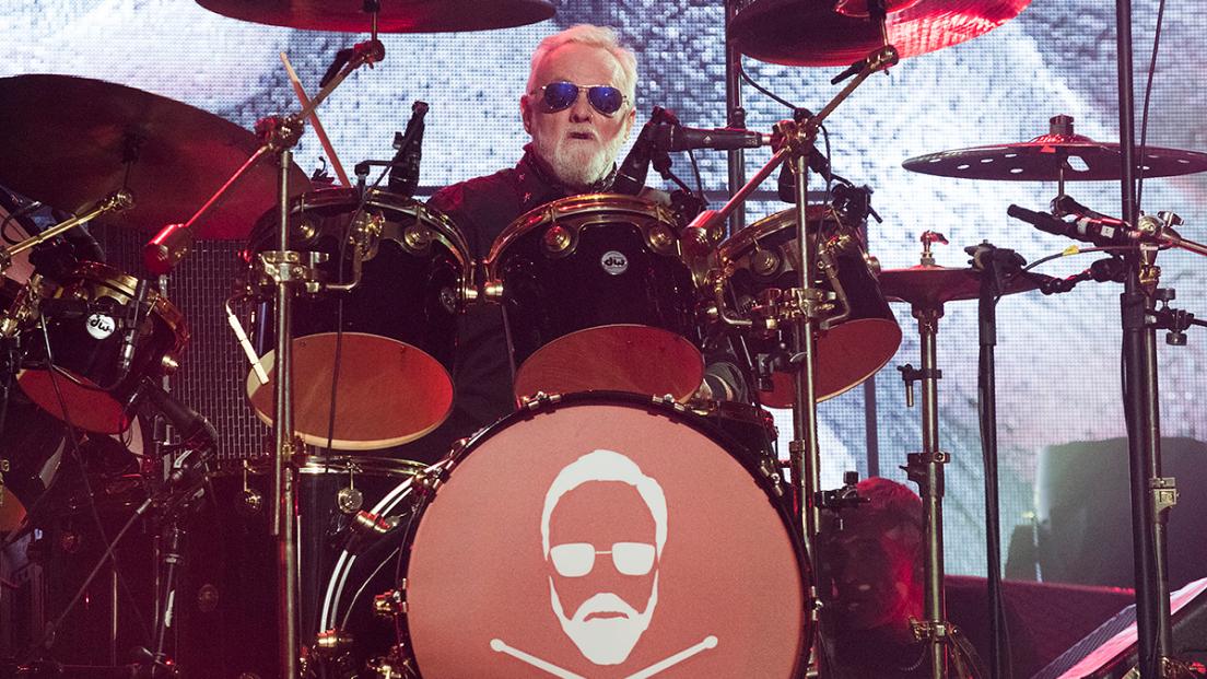 Queen, Roger Taylor svela qual è il batterista che l'ha sempre ispirato: "Suonava come il tuono!"
