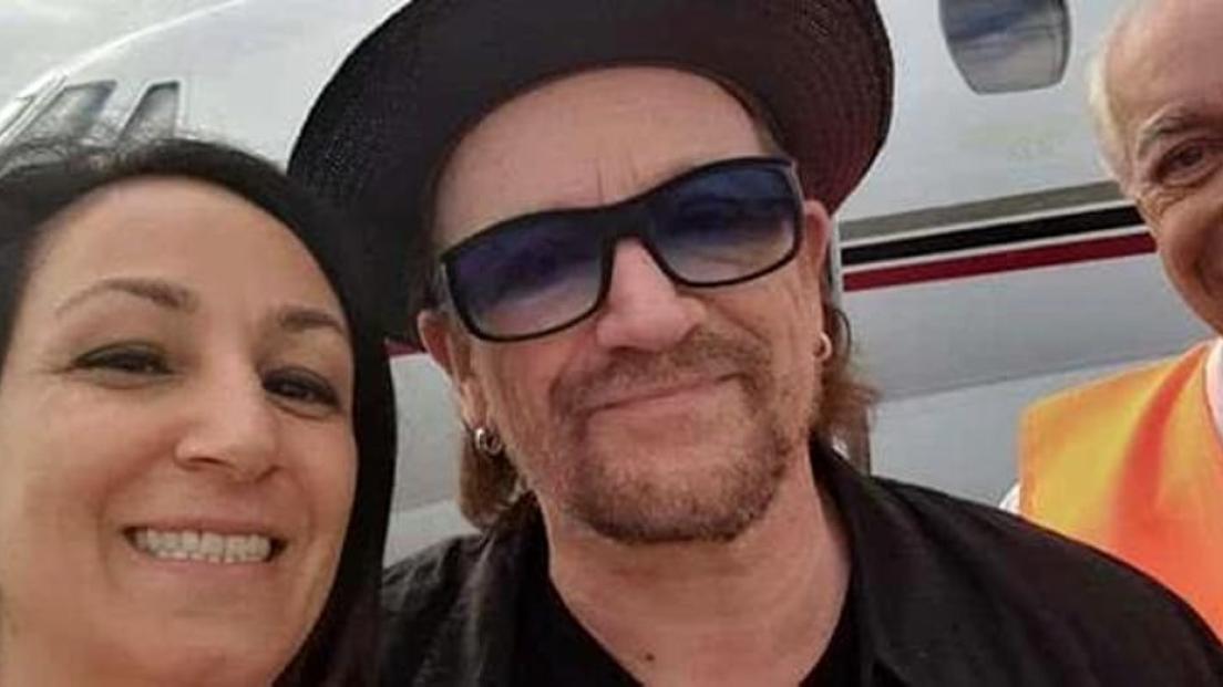 U2: Bono è atterrato a Salerno per le vacanze in Costiera Amalfitana. Guarda le foto